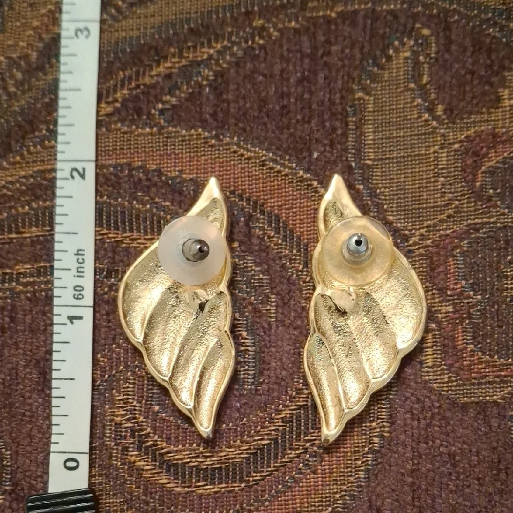 Elegant Gold and Cream Swirl Earrings